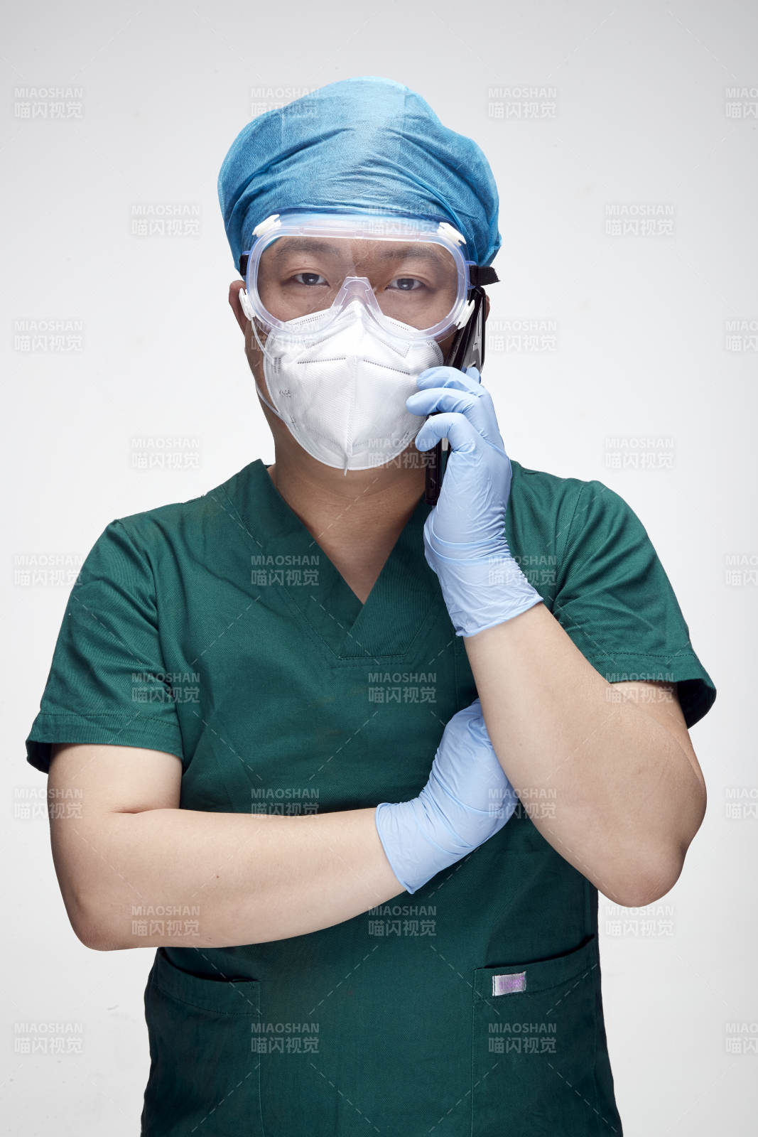 穿刷手衣黛手术帽手术手套护目镜的男性医生图片