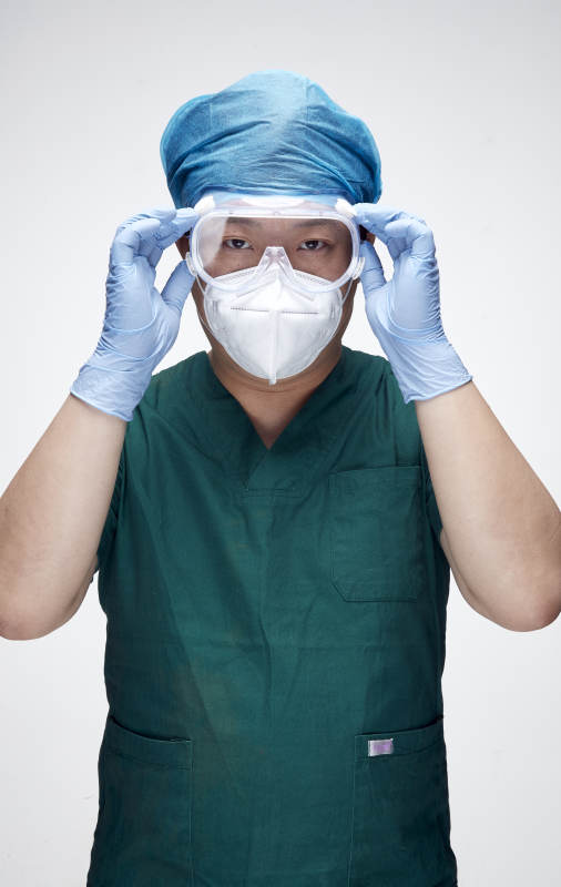 穿刷手衣黛手术帽手术手套护目镜的男性医生图片