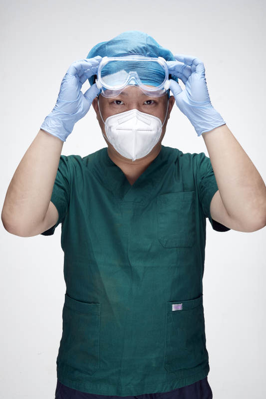 穿刷手衣黛手术帽手术手套护目镜的男性医生图片