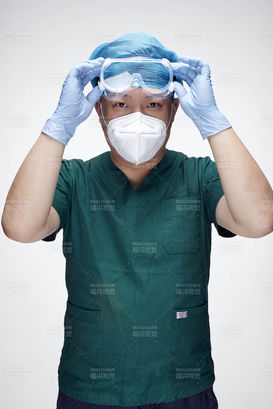 穿刷手衣黛手术帽手术手套护目镜的男性医生图片