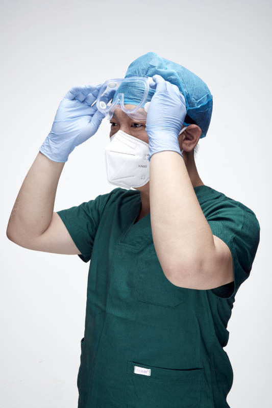 穿刷手衣黛手术帽手术手套护目镜的男性医生图片