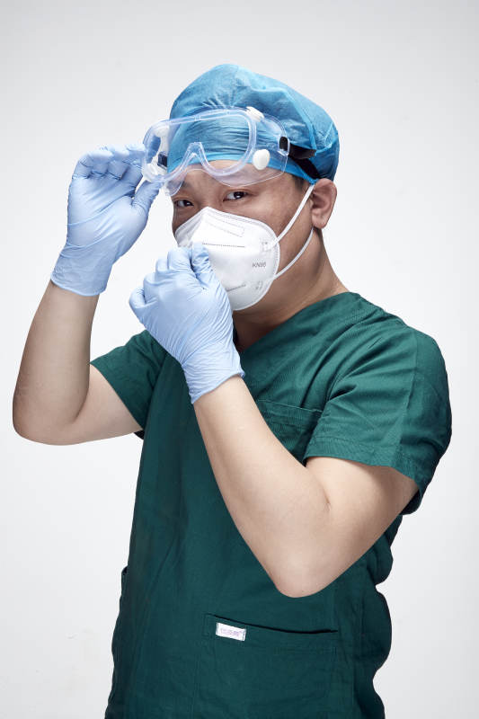 穿刷手衣黛手术帽手术手套护目镜的男性医生图片