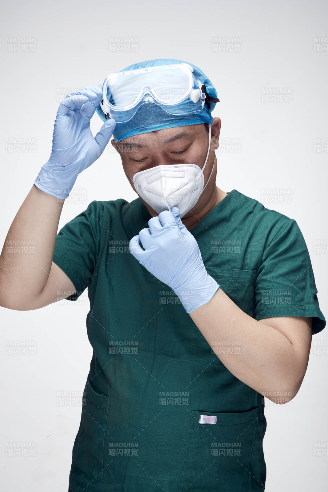 穿刷手衣黛手术帽手术手套护目镜的男性医生图片