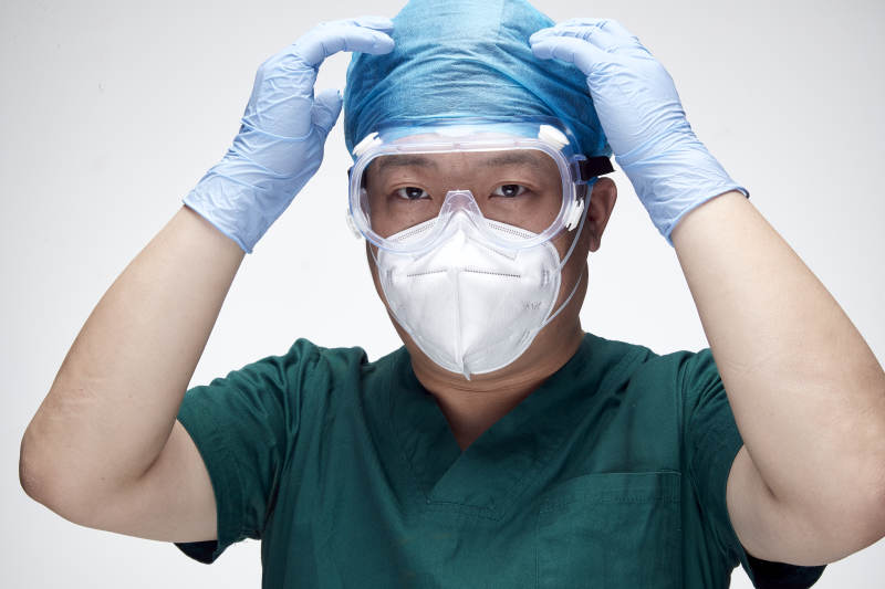 穿刷手衣黛手术帽手术手套护目镜的男性医生图片