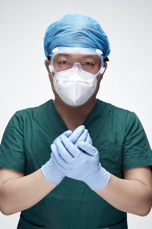 穿刷手衣黛手术帽手术手套护目镜的男性医生图片