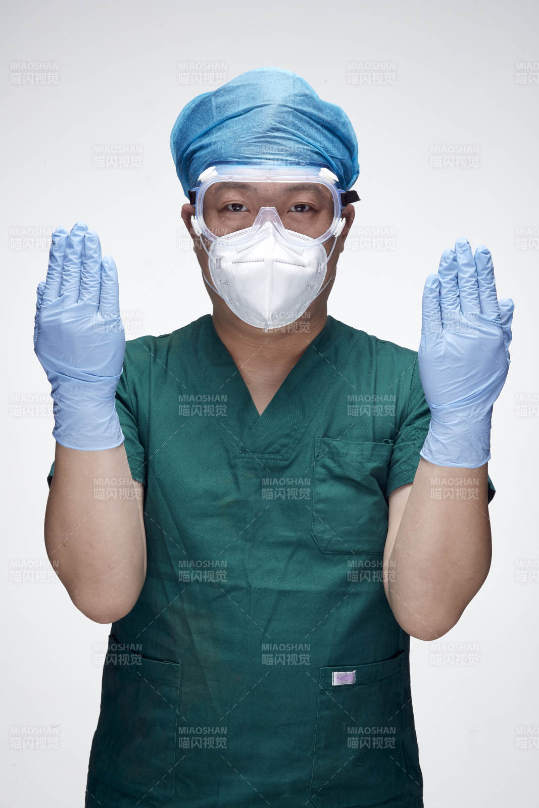 穿刷手衣黛手术帽手术手套护目镜的男性医生图片