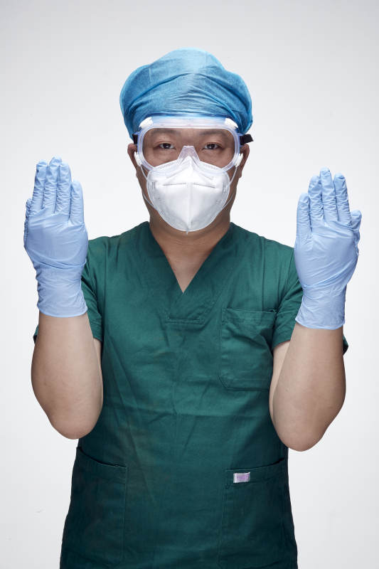 穿刷手衣黛手术帽手术手套护目镜的男性医生图片