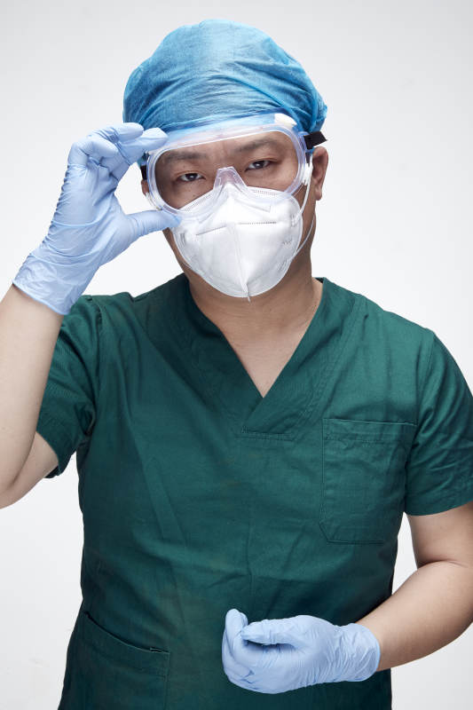 穿刷手衣黛手术帽手术手套护目镜的男性医生图片