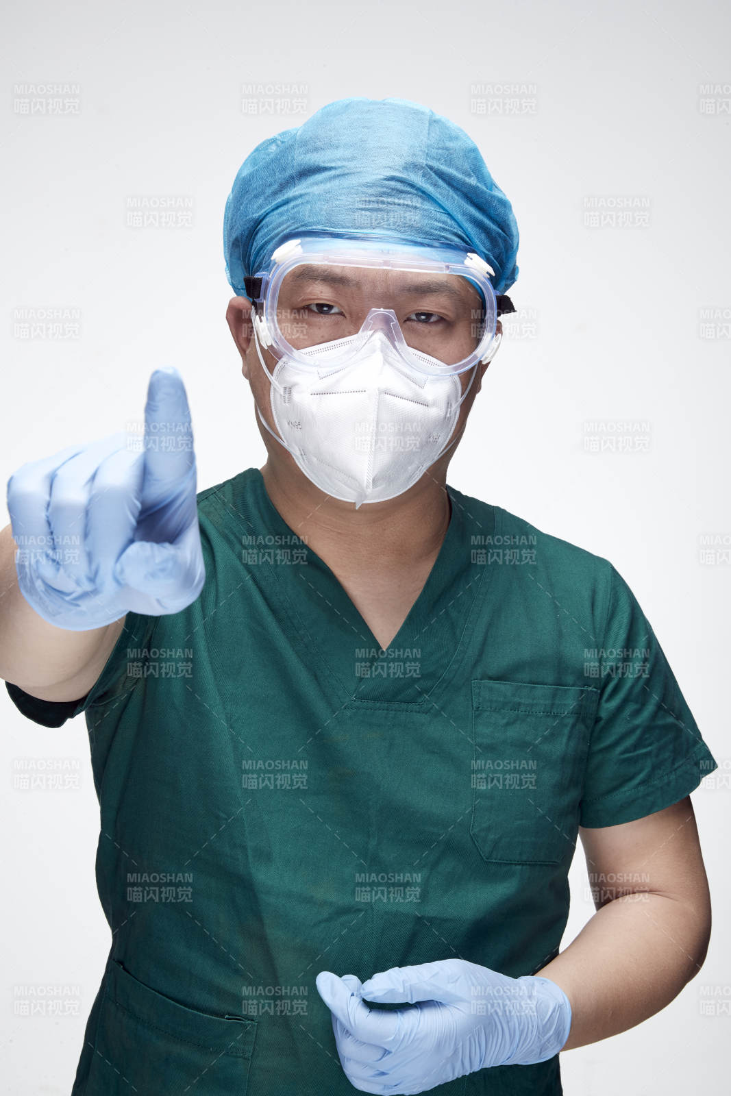 穿刷手衣黛手术帽手术手套护目镜的男性医生图片