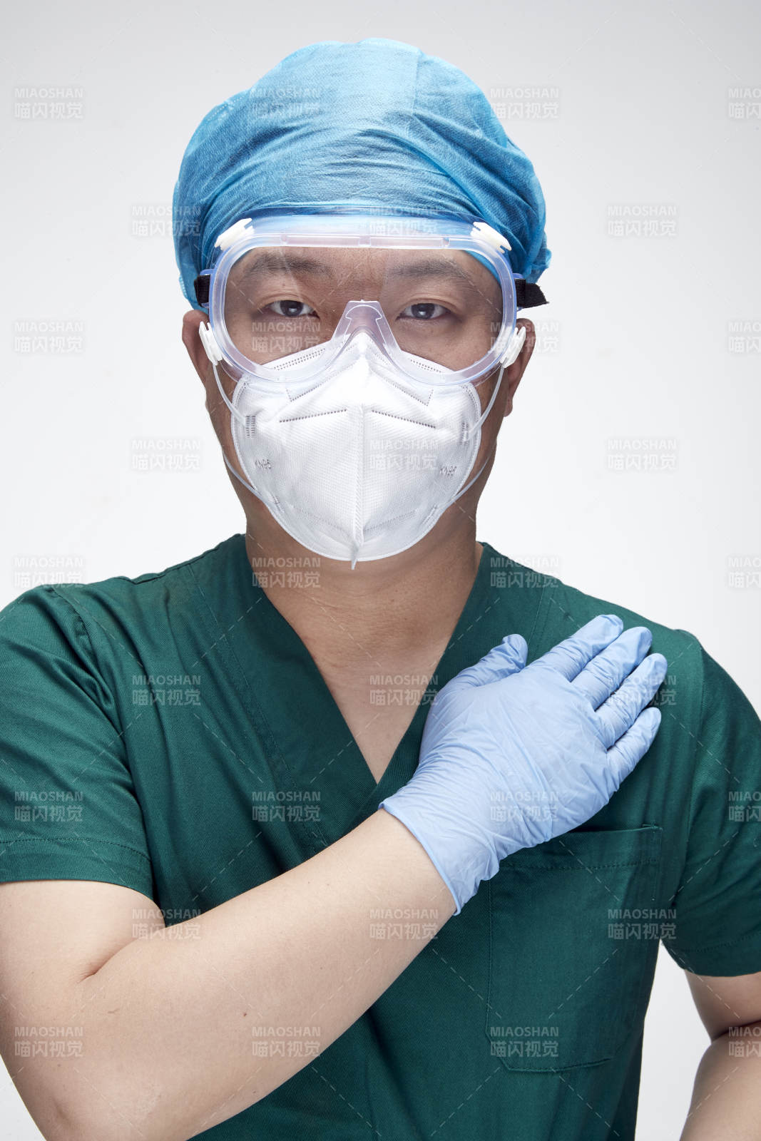 穿刷手衣黛手术帽手术手套护目镜的男性医生图片