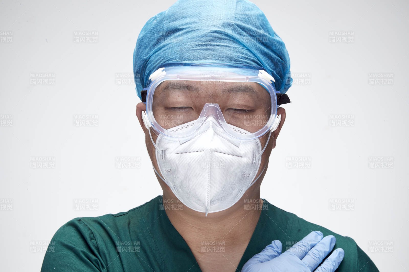 穿刷手衣黛手术帽手术手套护目镜的男性医生图片