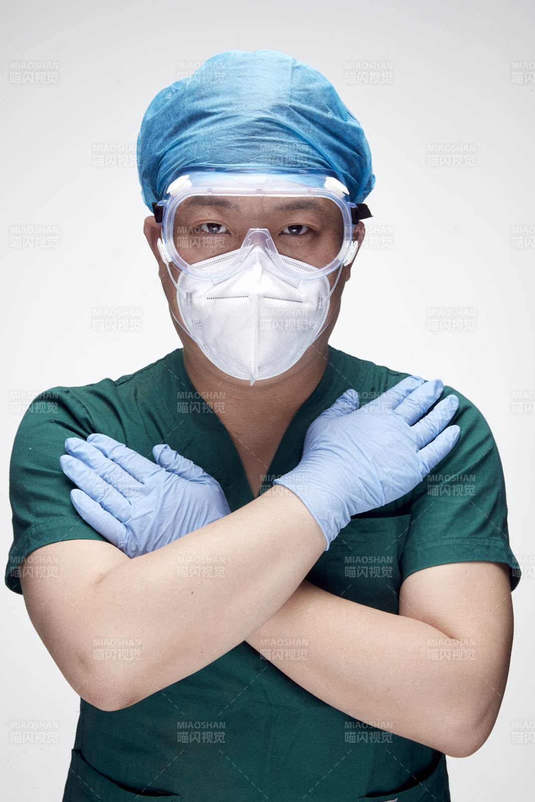 穿刷手衣黛手术帽手术手套护目镜的男性医生图片