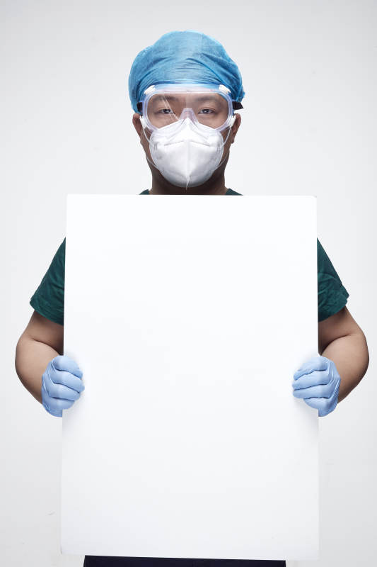 穿刷手衣黛手术帽手术手套护目镜的男性医生图片