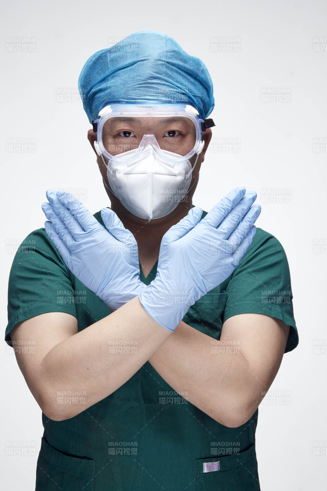 穿刷手衣黛手术帽手术手套护目镜的男性医生图片