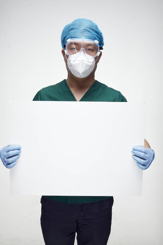 穿刷手衣黛手术帽手术手套护目镜的男性医生图片