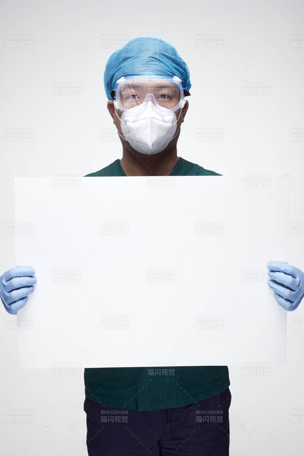 穿刷手衣黛手术帽手术手套护目镜的男性医生图片