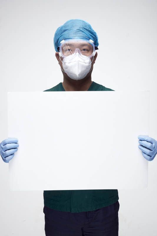 穿刷手衣黛手术帽手术手套护目镜的男性医生图片