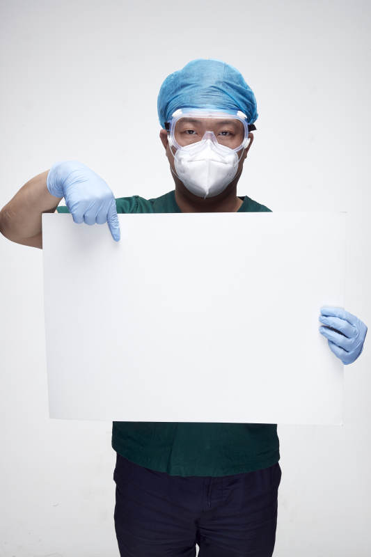 穿刷手衣黛手术帽手术手套护目镜的男性医生图片