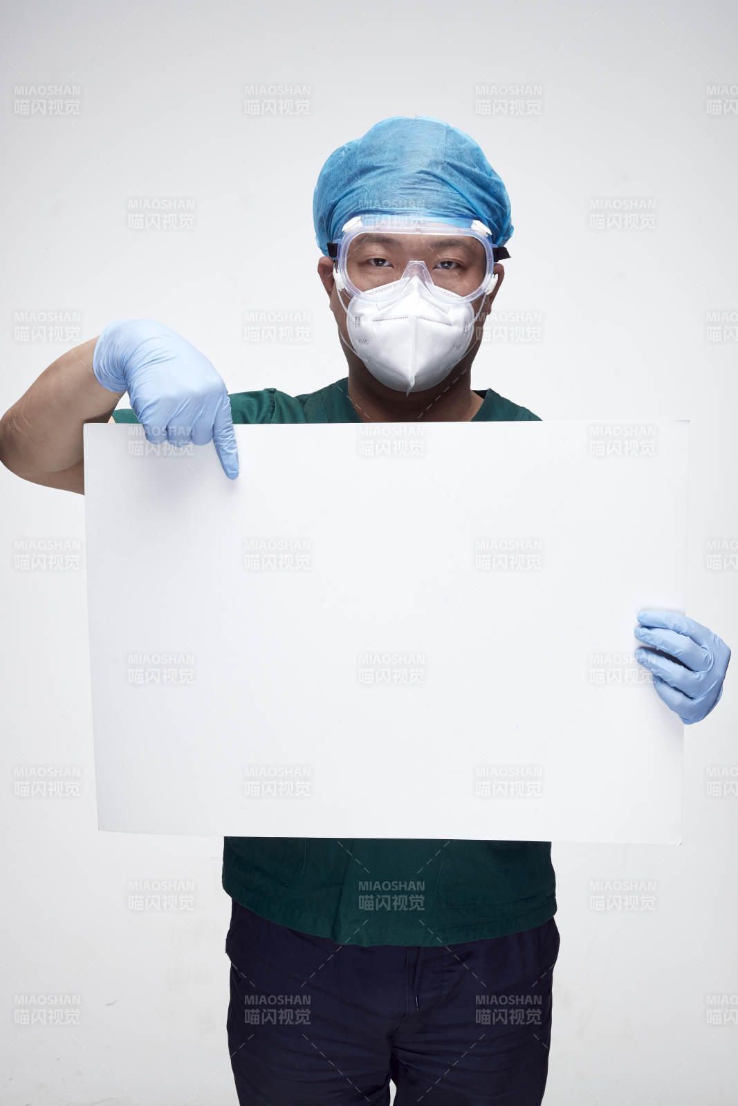 穿刷手衣黛手术帽手术手套护目镜的男性医生图片