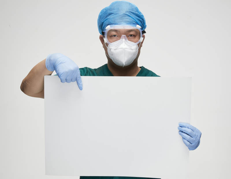 穿刷手衣黛手术帽手术手套护目镜的男性医生图片