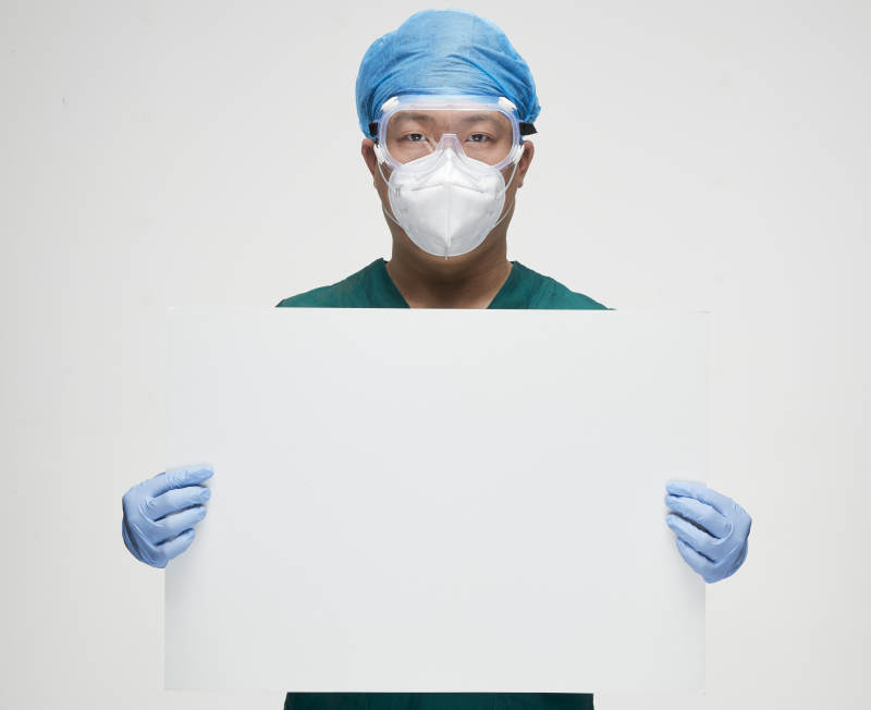 穿刷手衣黛手术帽手术手套护目镜的男性医生图片