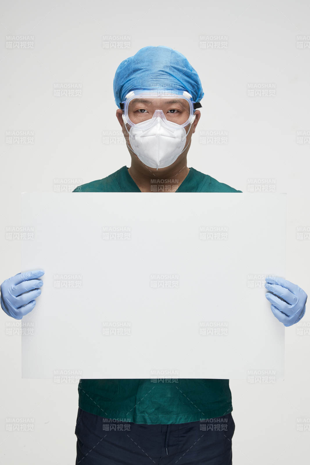 穿刷手衣黛手术帽手术手套护目镜的男性医生图片