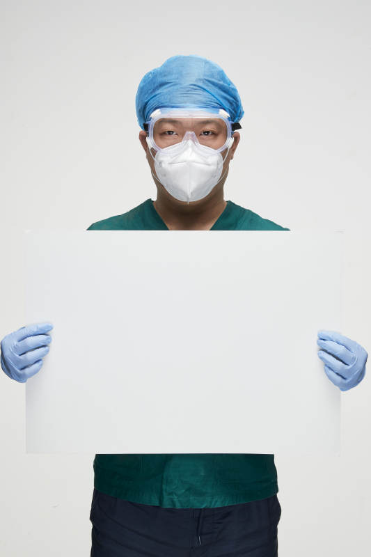穿刷手衣黛手术帽手术手套护目镜的男性医生图片