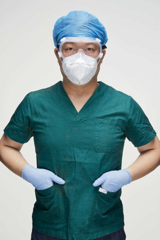 穿刷手衣黛手术帽手术手套护目镜的男性医生图片