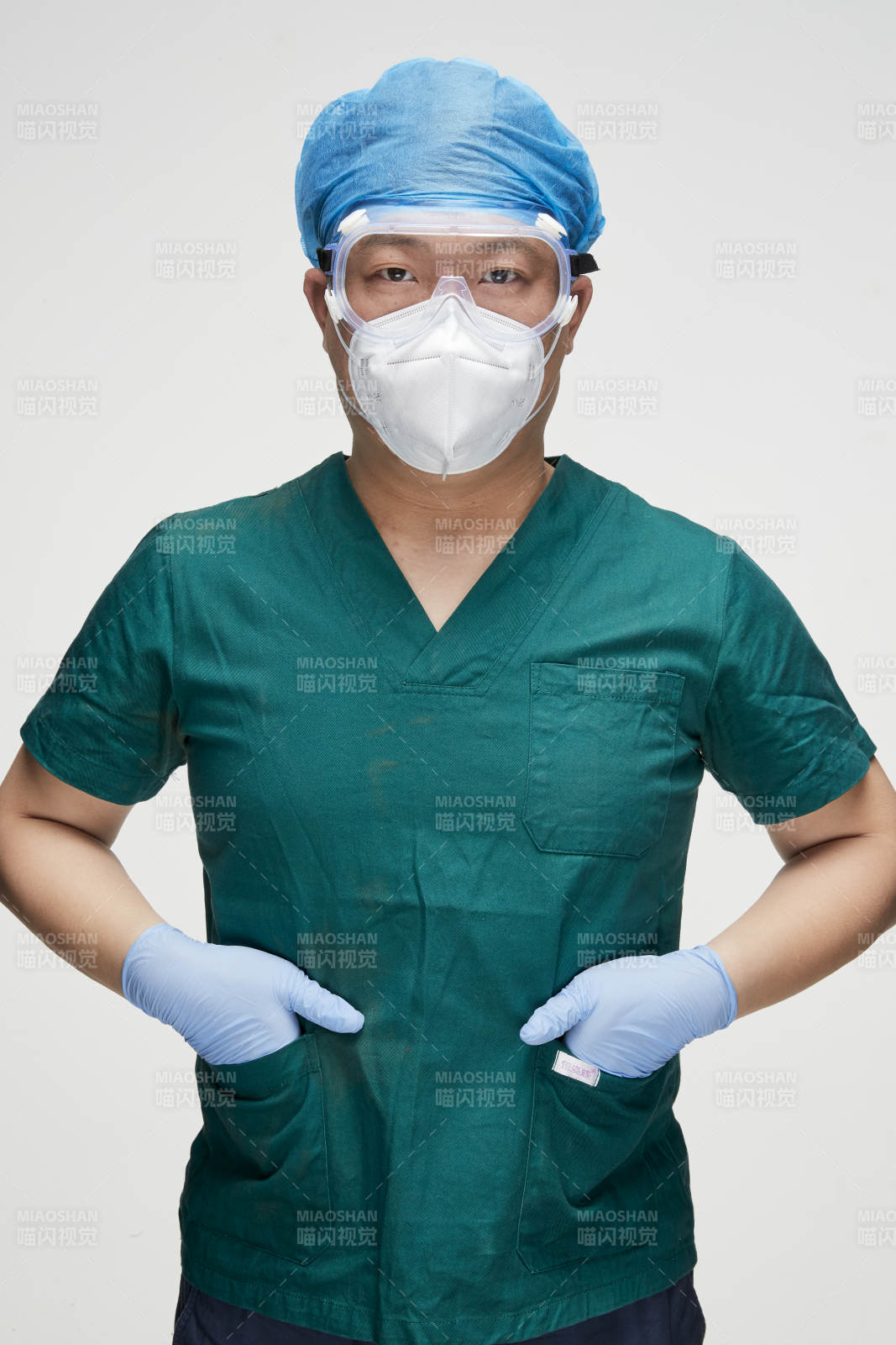 穿刷手衣黛手术帽手术手套护目镜的男性医生图片