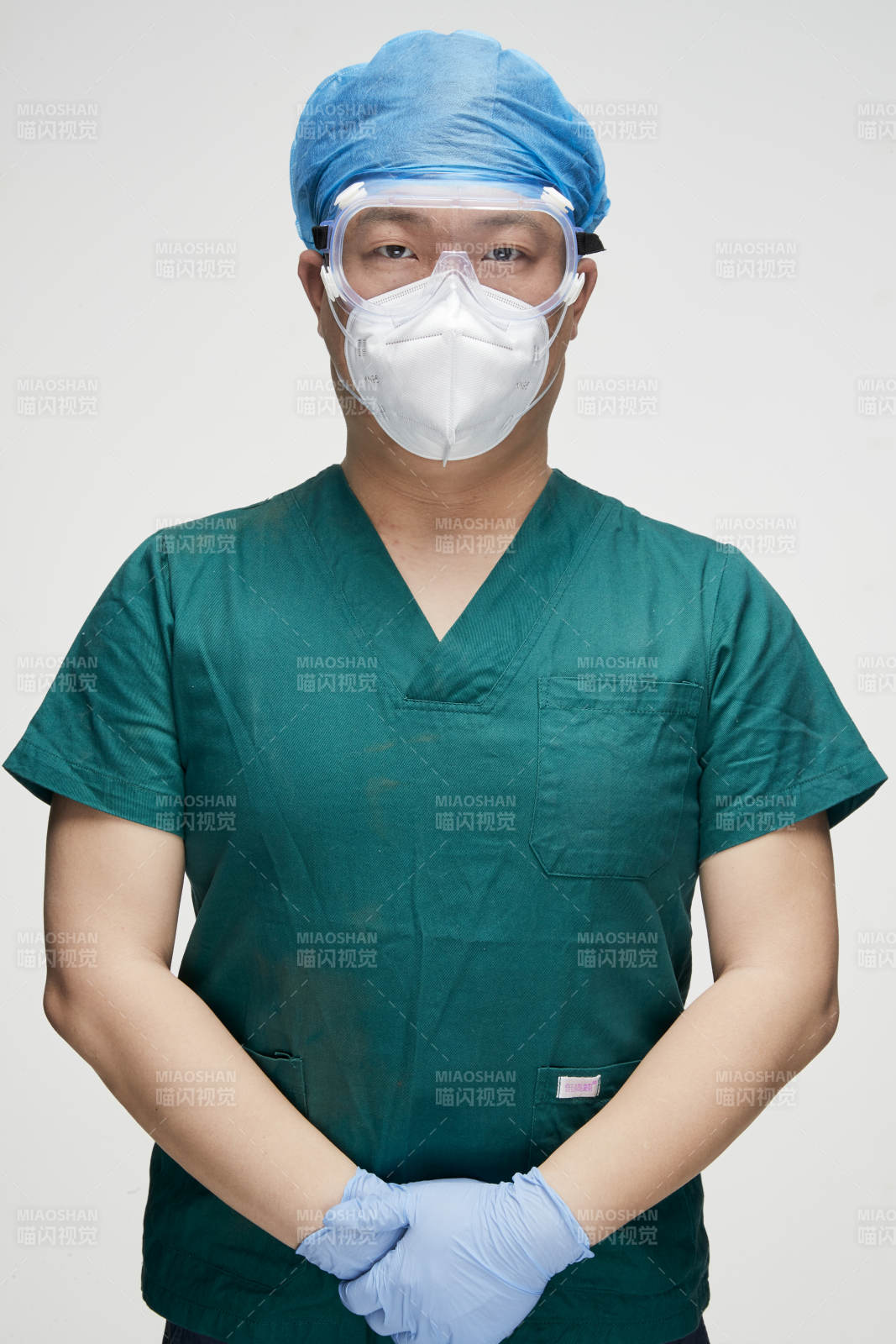 穿刷手衣黛手术帽手术手套护目镜的男性医生图片