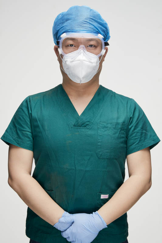 穿刷手衣黛手术帽手术手套护目镜的男性医生图片