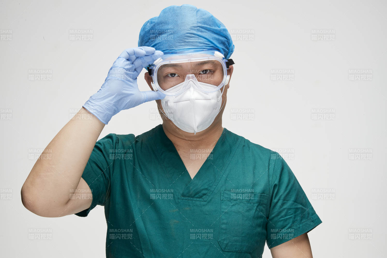 穿刷手衣黛手术帽手术手套护目镜的男性医生图片