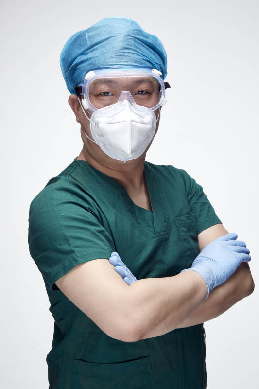 穿刷手衣黛手术帽手术手套护目镜的男性医生图片