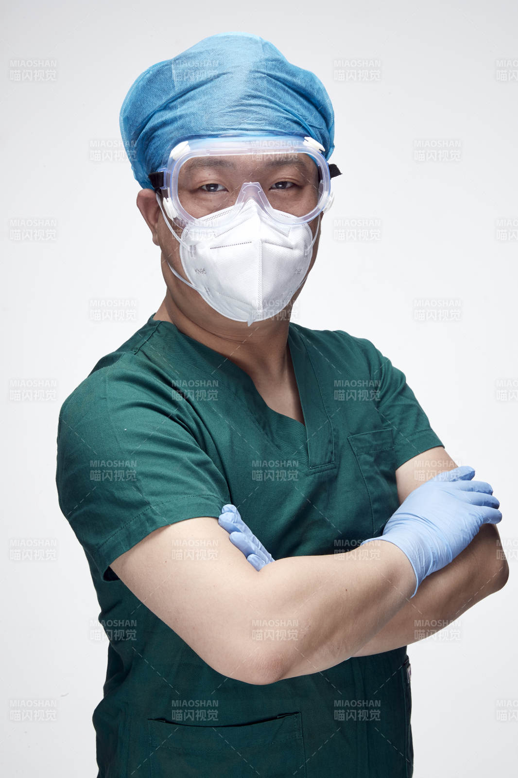 穿刷手衣黛手术帽手术手套护目镜的男性医生图片