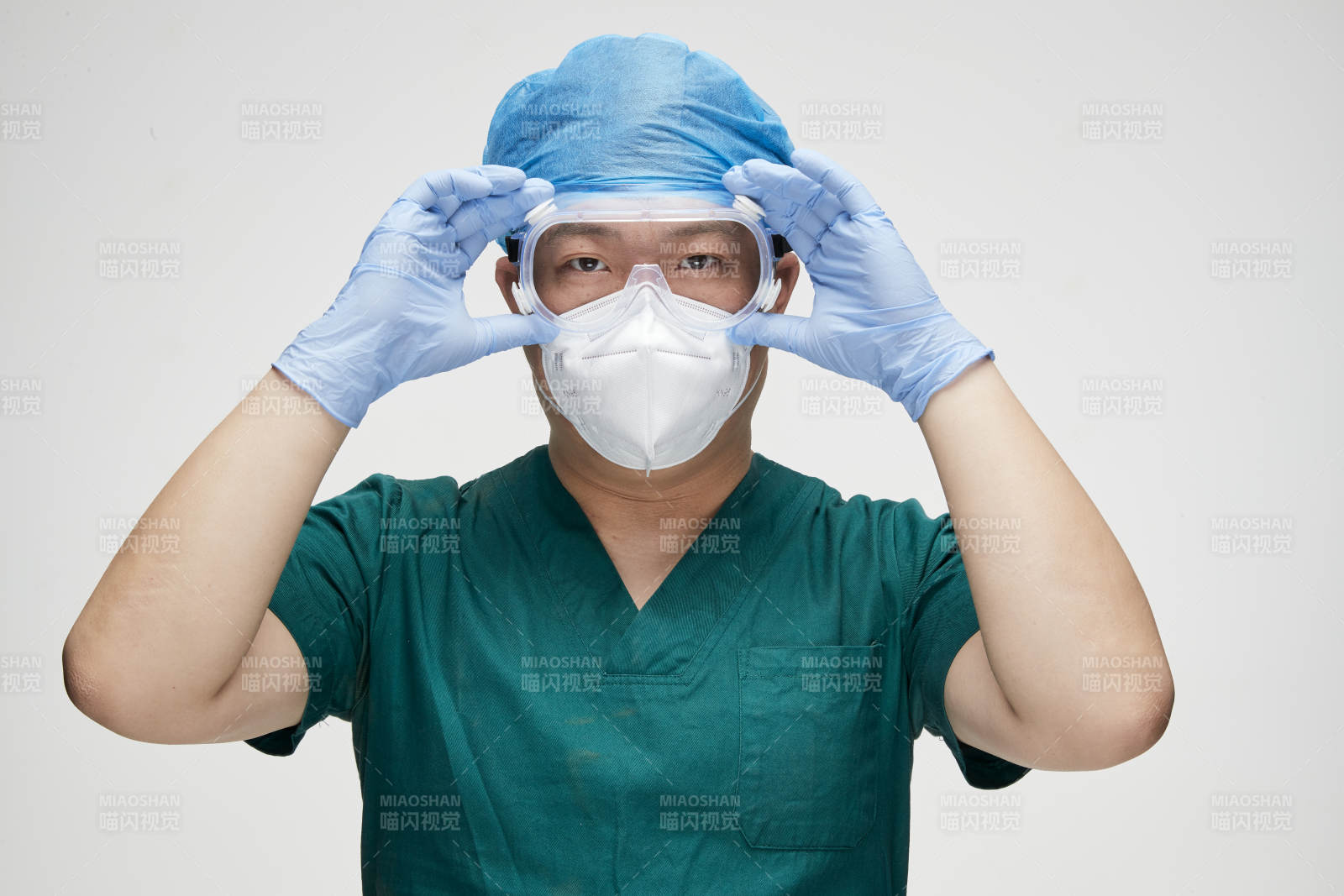 穿刷手衣黛手术帽手术手套护目镜的男性医生图片