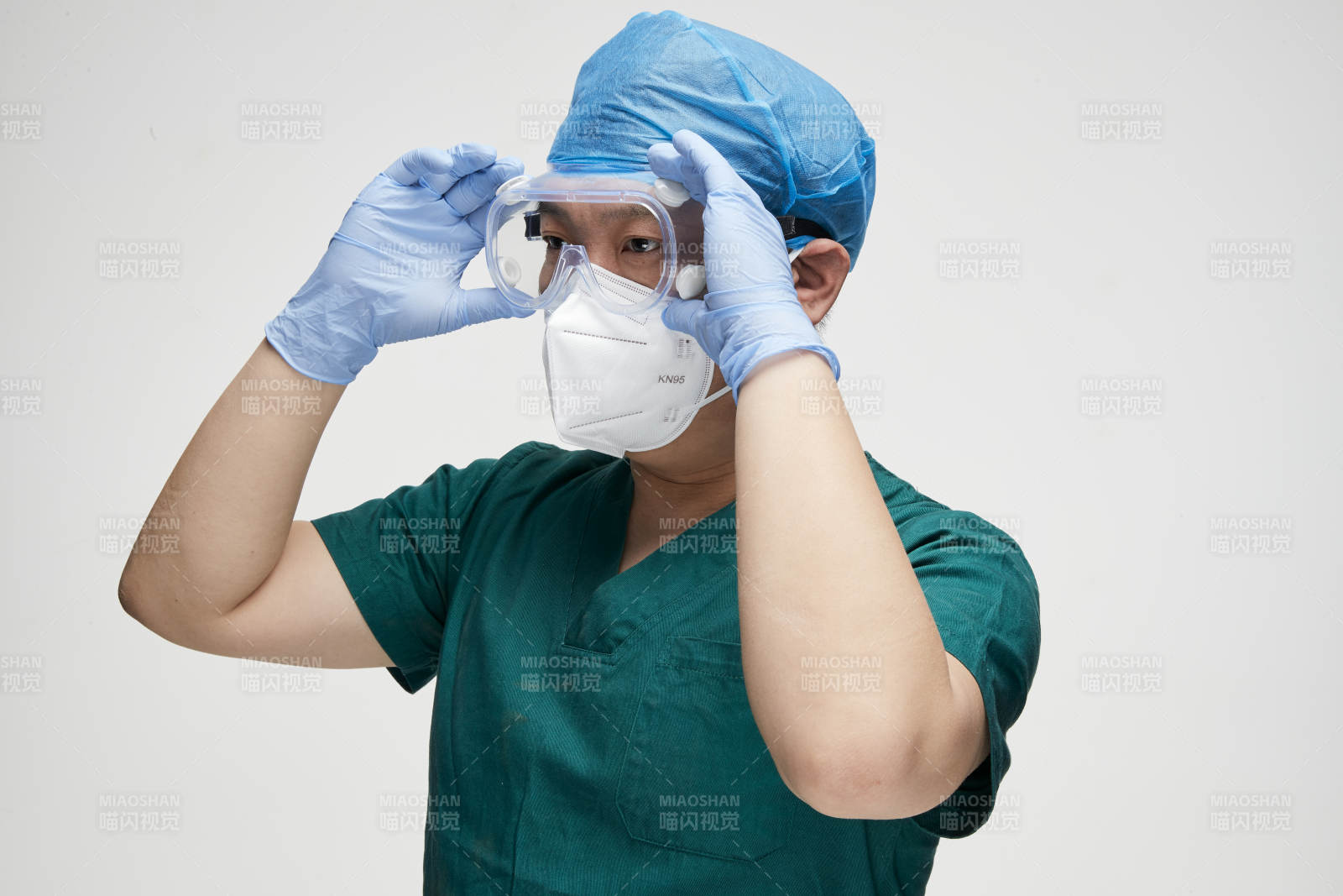 穿刷手衣黛手术帽手术手套护目镜的男性医生图片