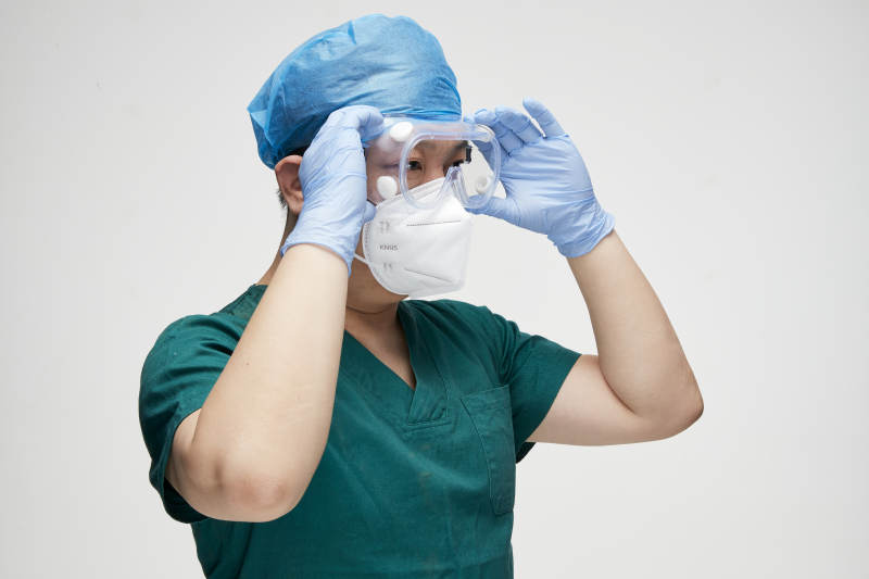 穿刷手衣黛手术帽手术手套护目镜的男性医生图片
