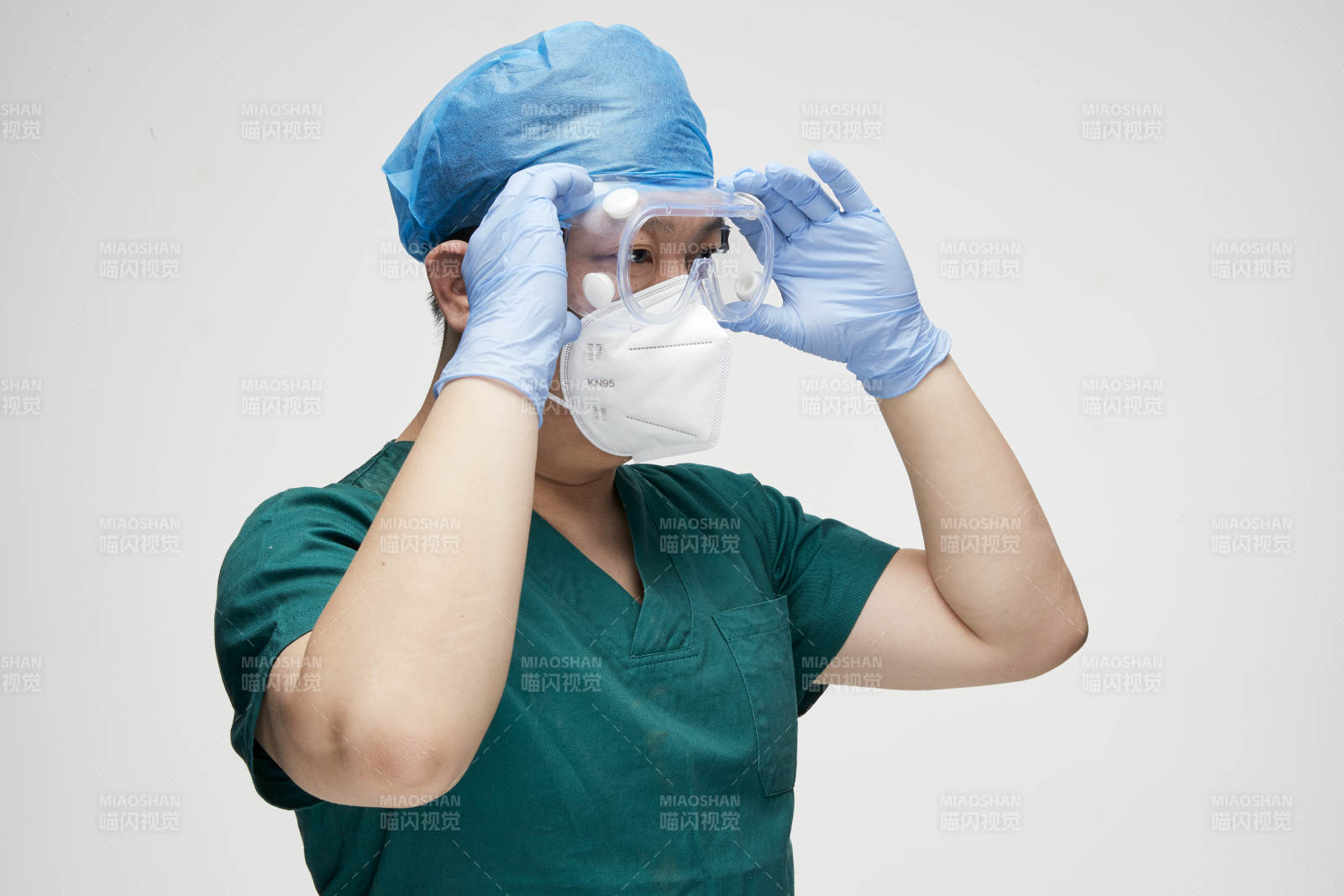 穿刷手衣黛手术帽手术手套护目镜的男性医生图片