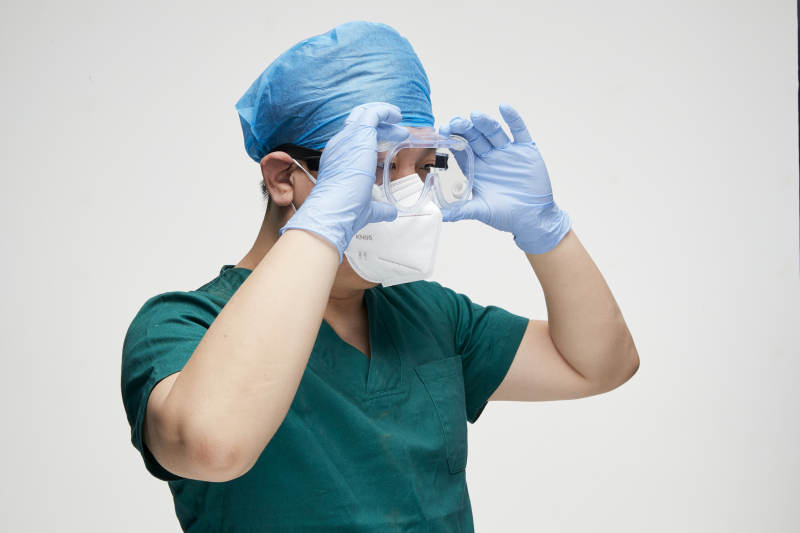穿刷手衣黛手术帽手术手套护目镜的男性医生图片
