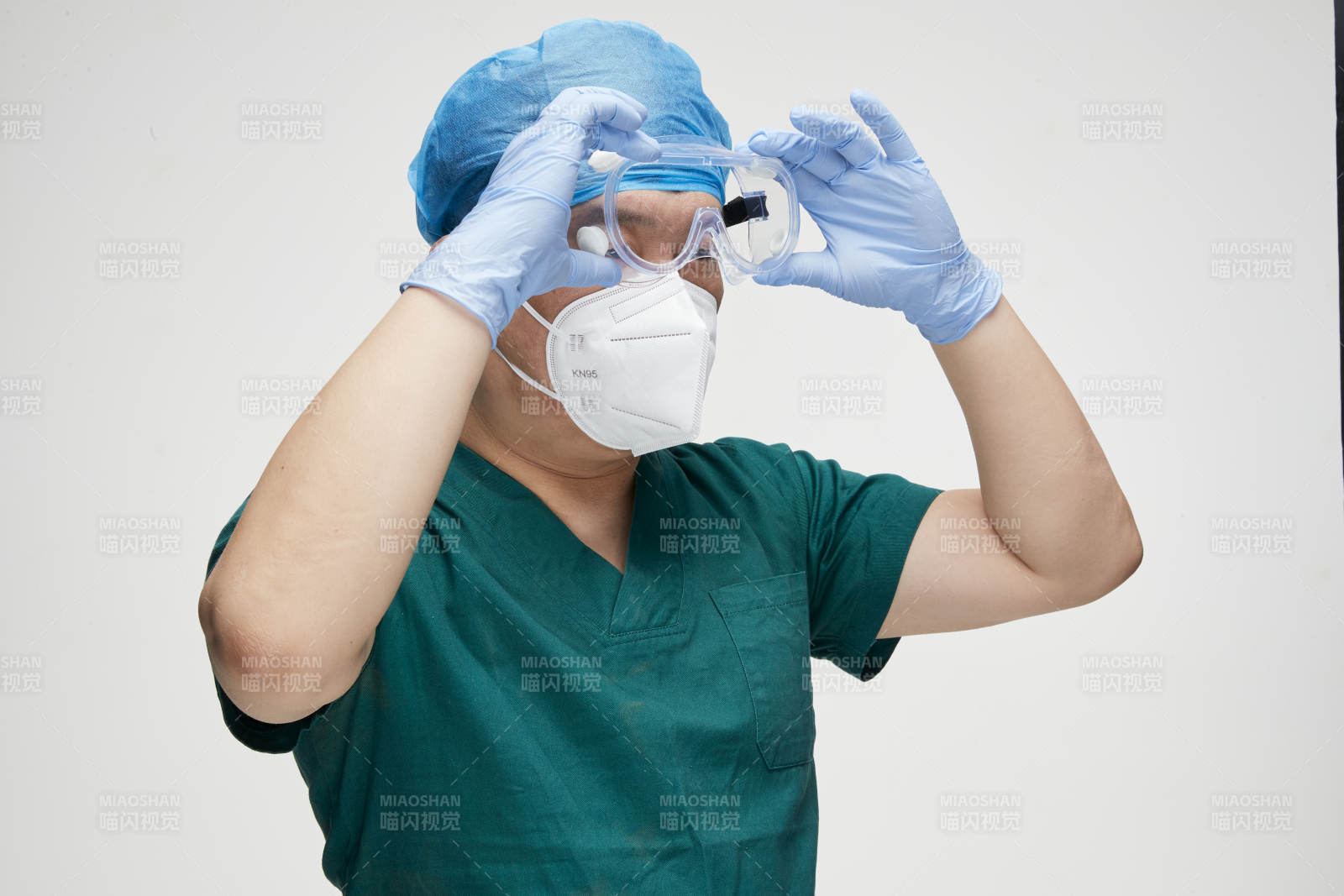 穿刷手衣黛手术帽手术手套护目镜的男性医生图片