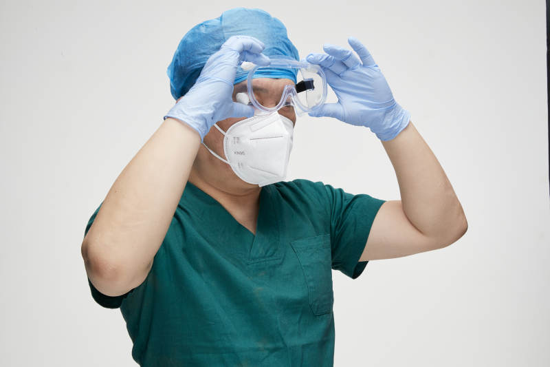 穿刷手衣黛手术帽手术手套护目镜的男性医生图片