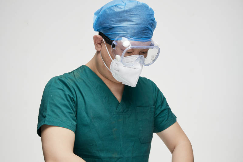 穿刷手衣黛手术帽手术手套护目镜的男性医生图片