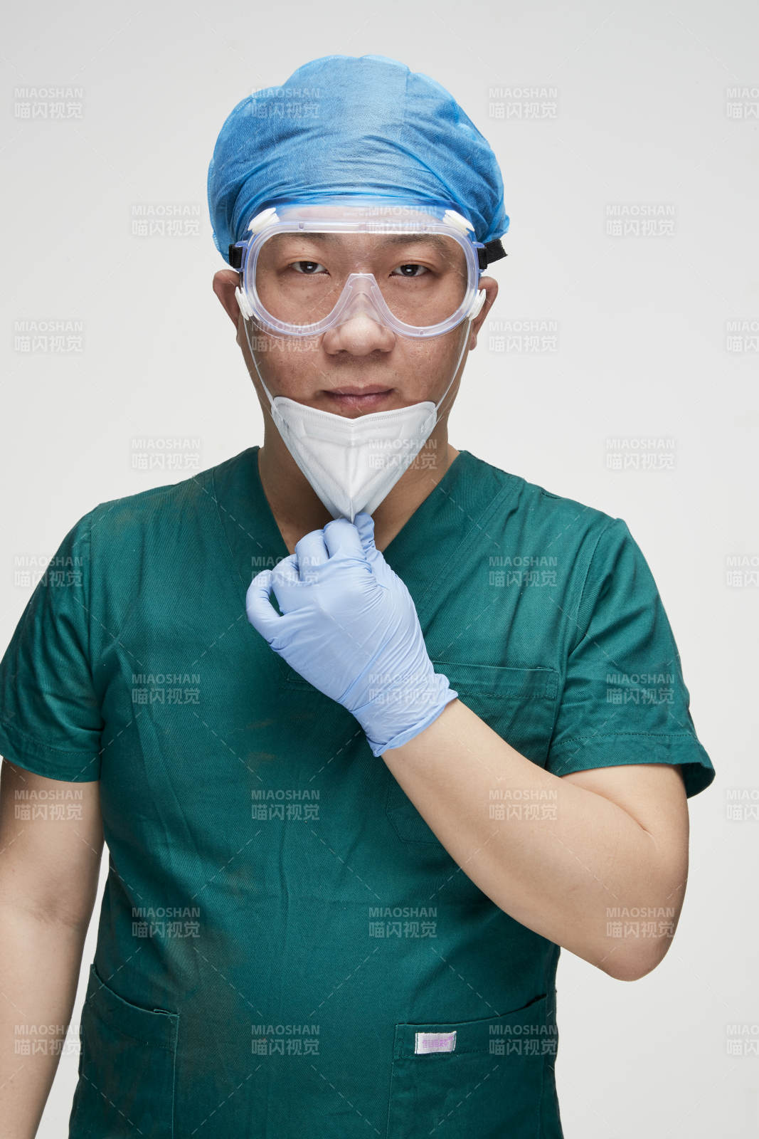 穿刷手衣黛手术帽手术手套护目镜的男性医生图片