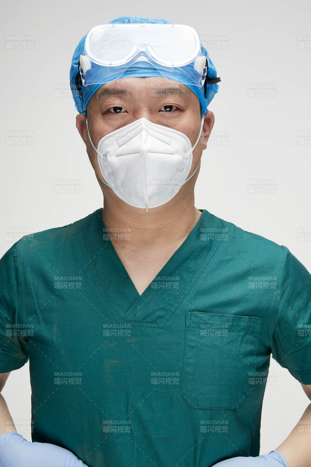 穿刷手衣黛手术帽手术手套护目镜的男性医生图片