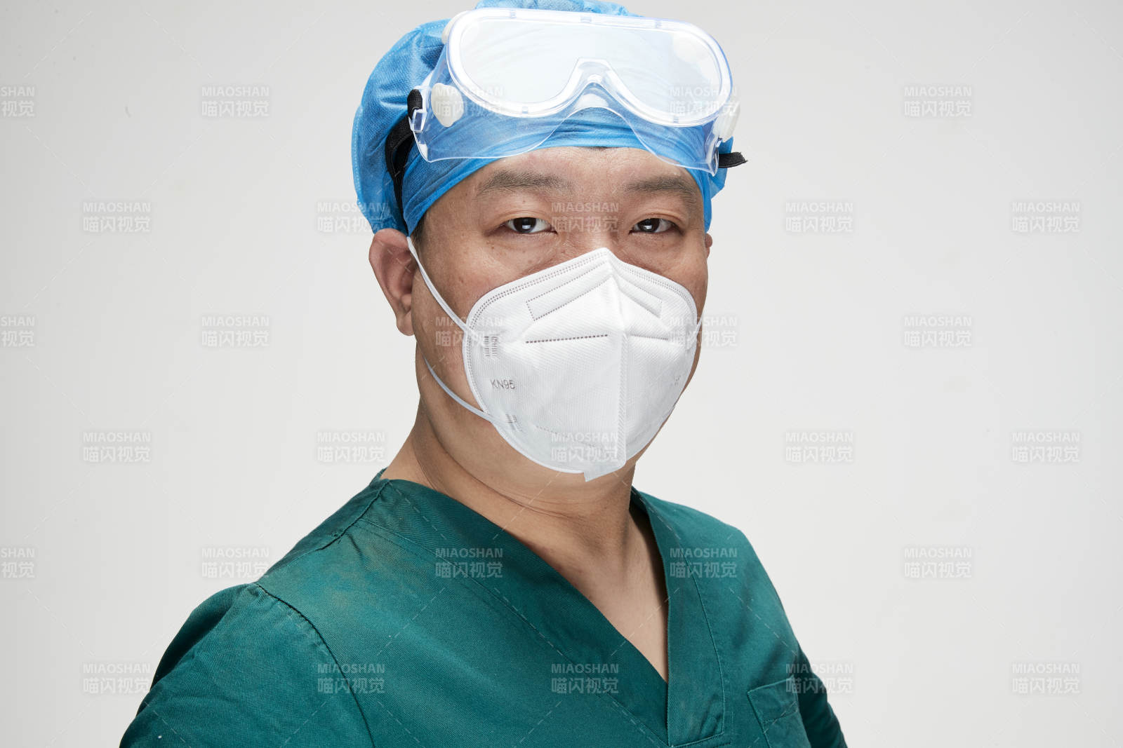 穿刷手衣黛手术帽手术手套护目镜的男性医生图片