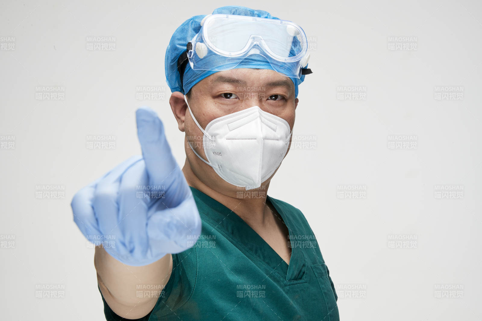 穿刷手衣黛手术帽手术手套护目镜的男性医生图片