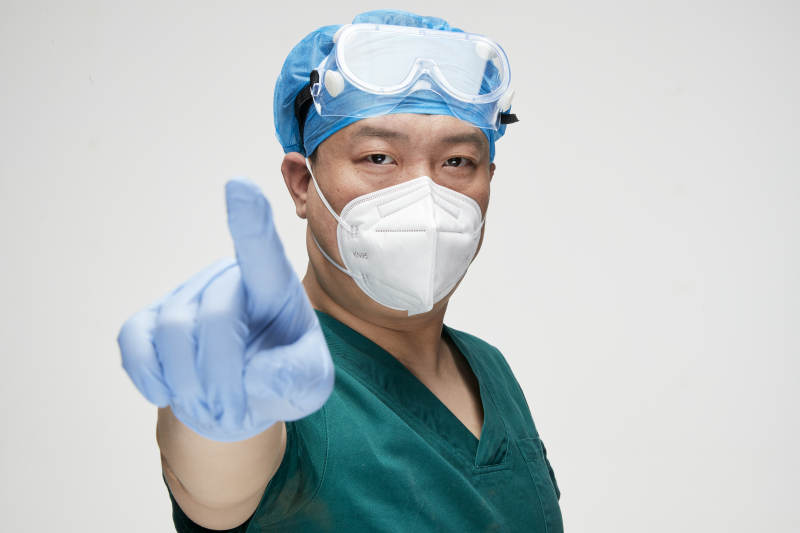 穿刷手衣黛手术帽手术手套护目镜的男性医生图片