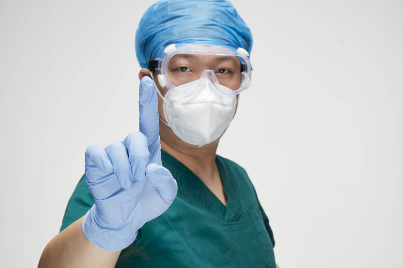 穿刷手衣黛手术帽手术手套护目镜的男性医生图片