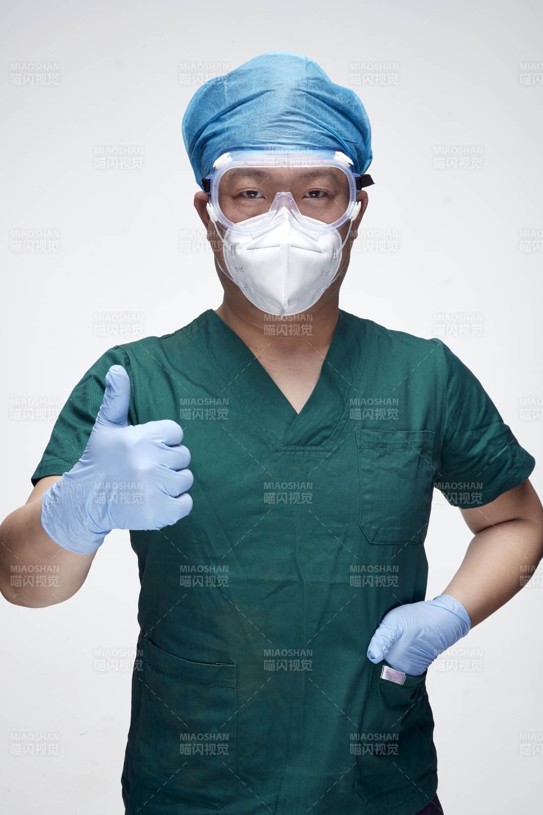 穿刷手衣黛手术帽手术手套护目镜的男性医生图片
