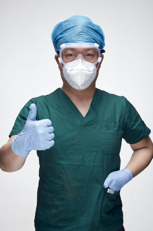 穿刷手衣黛手术帽手术手套护目镜的男性医生图片